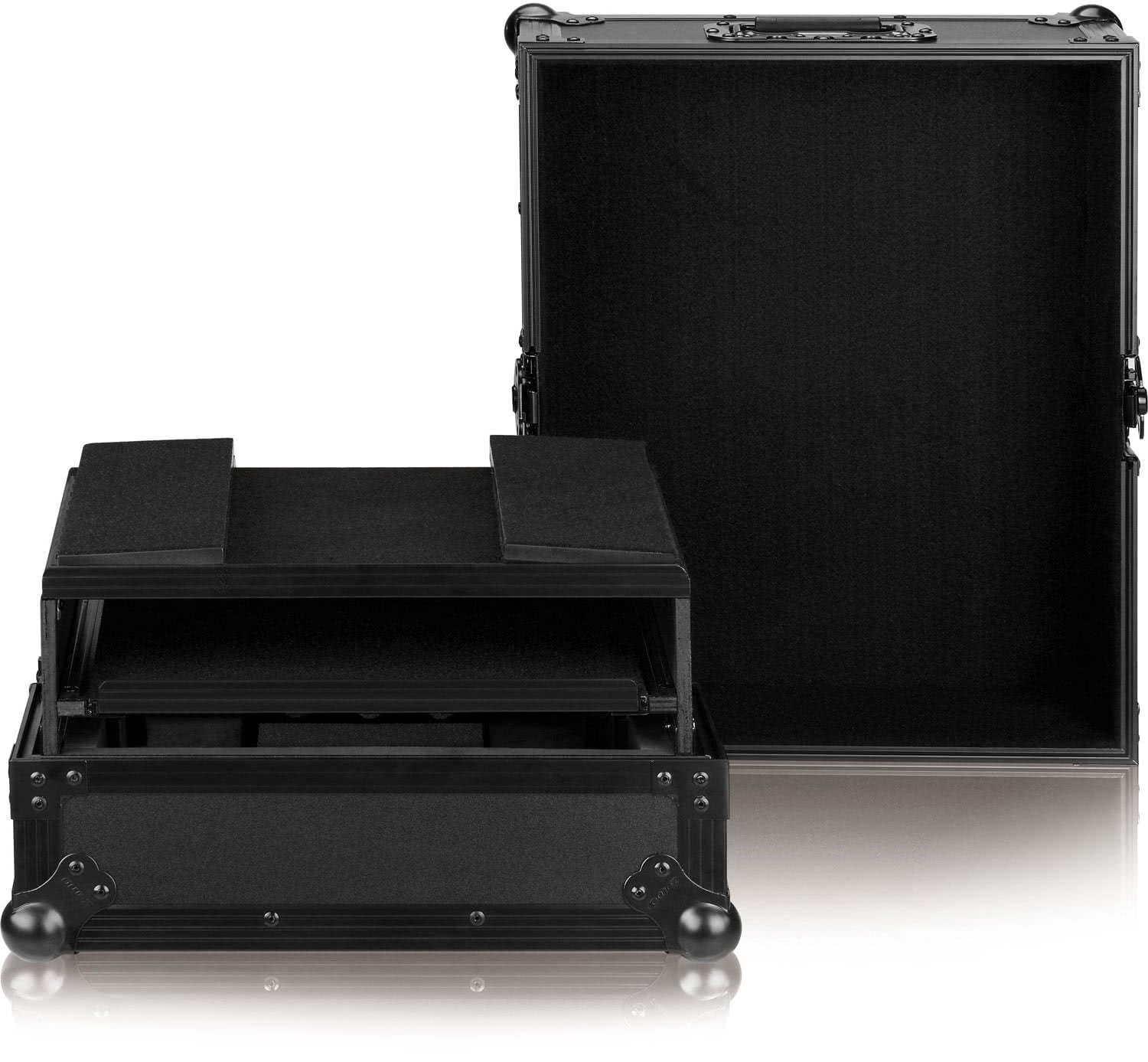 Detaliu al colțurilor sferice și al închizătorilor tip fluture ale flightcase-ului Zomo