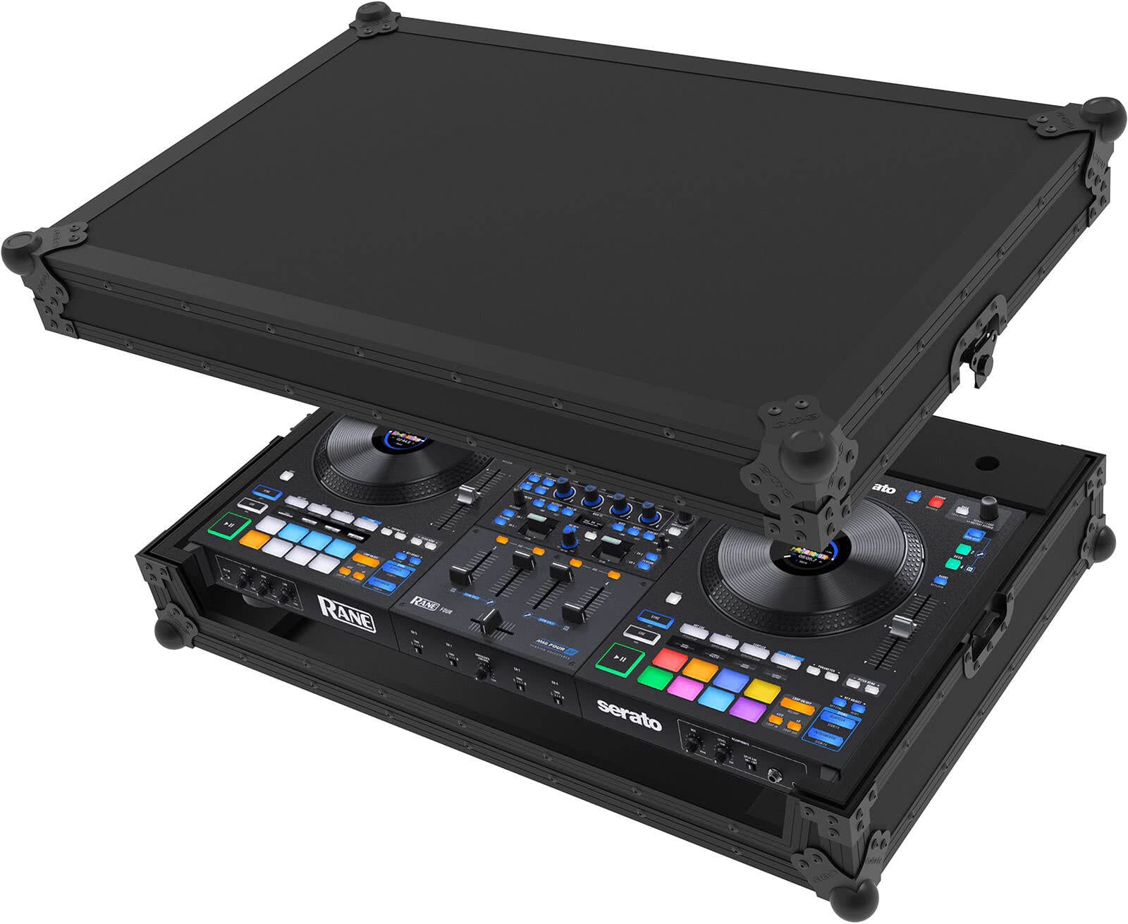 Zomo Flightcase Rane Four, vedere din unghi cu profilele din aluminiu negru și închizătorile tip fluture