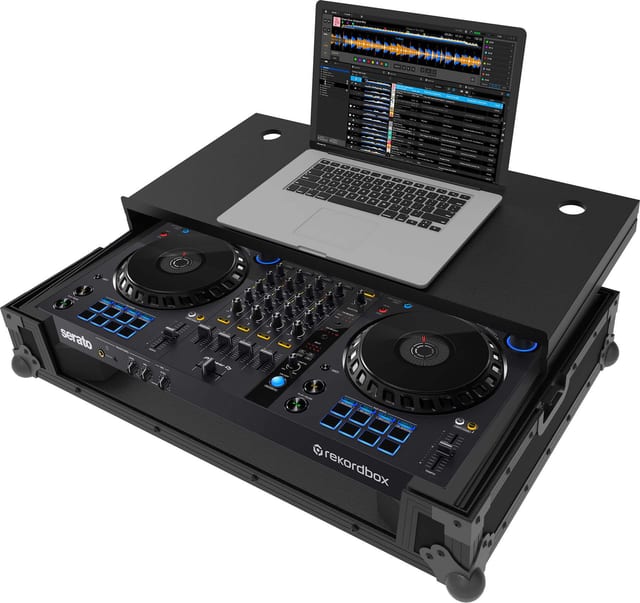 Zomo Flightcase P-DDJ-FLX6 Plus NSE negru, vedere frontală, cu închizători tip fluture și protecții de colț