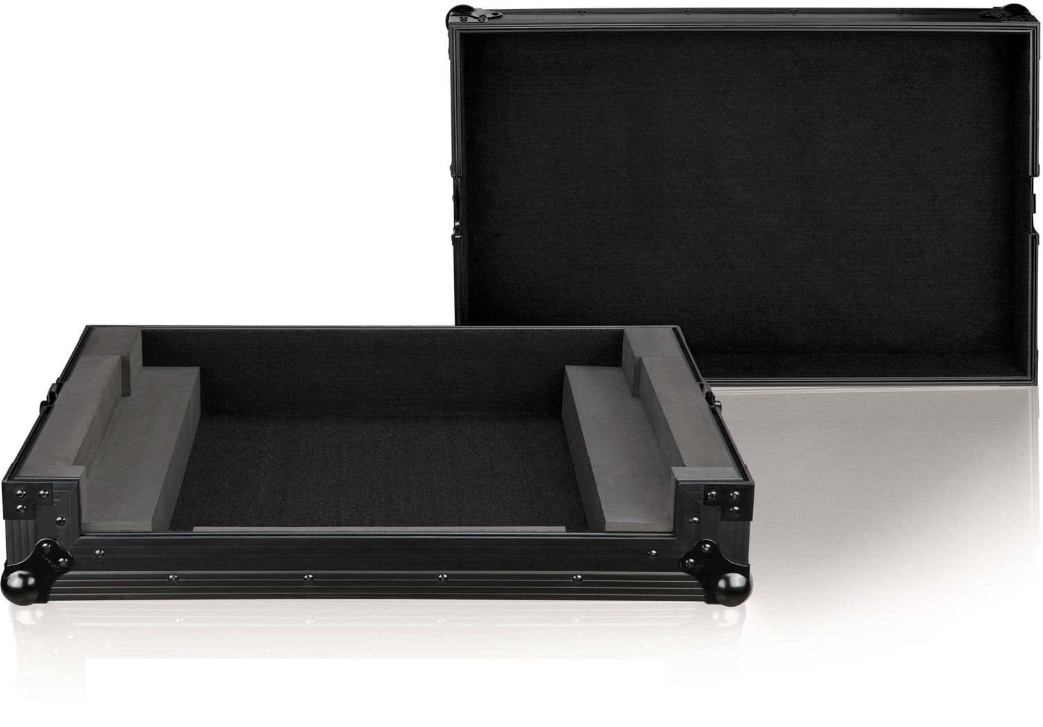 Detaliu pe protecțiile de colț, profilele din aluminiu și închizătorile flightcase-ului Zomo NS6 NSE