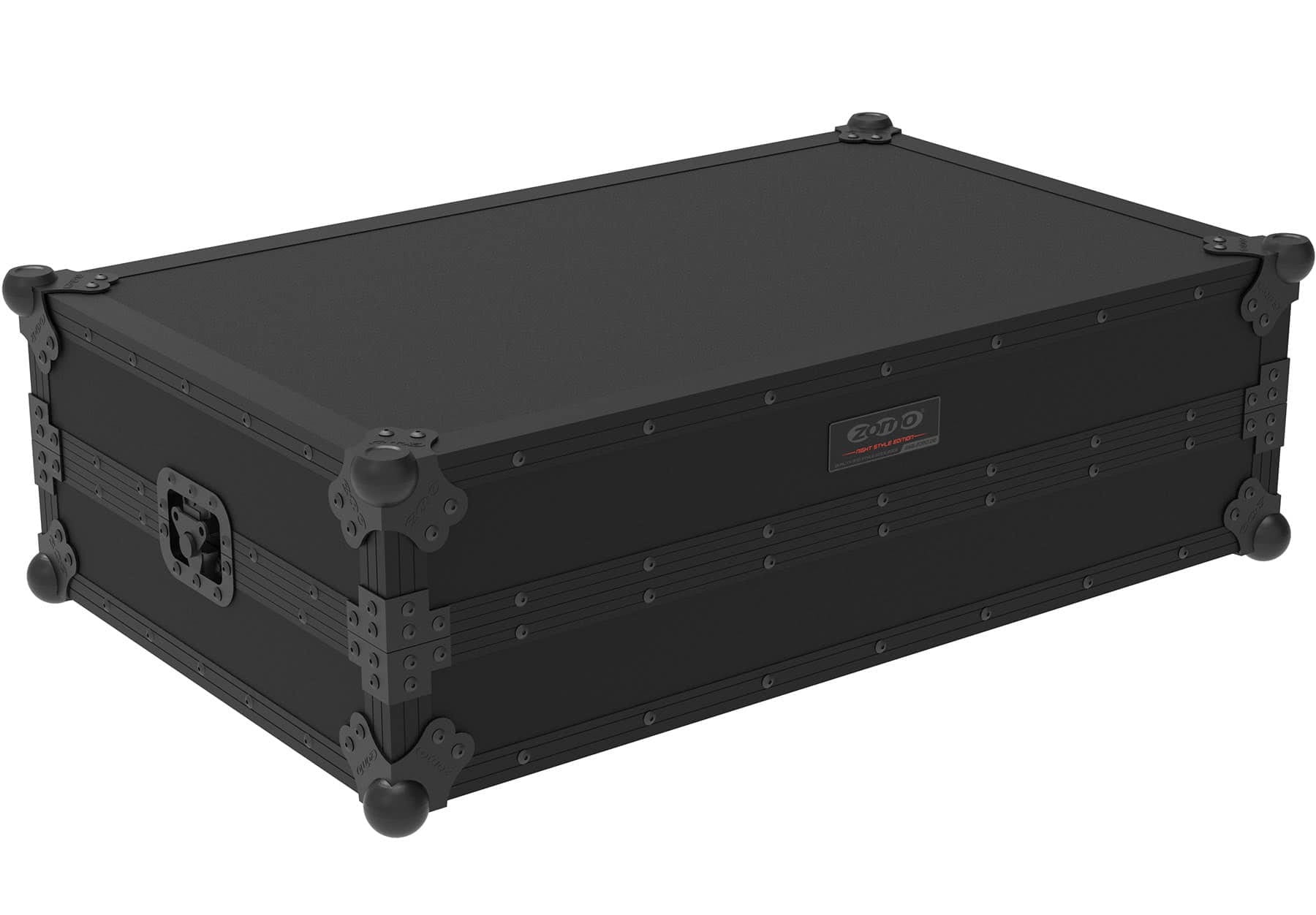 Detaliu al colțului cu protecție tip bilă și profil din aluminiu negru pe flightcase Zomo NSE